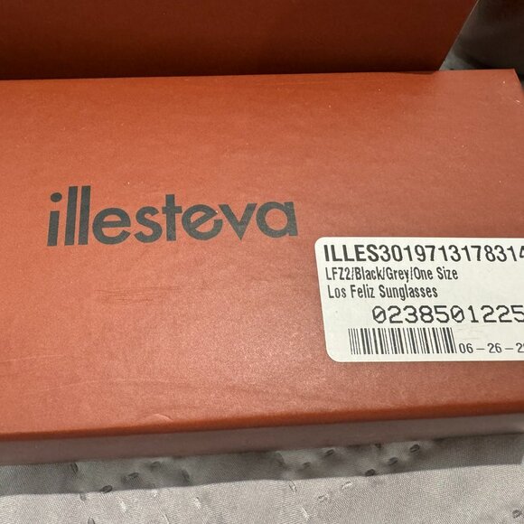 Illesteva Los Feliz Sunglasses - Black/Grey - Picture 3 of 14